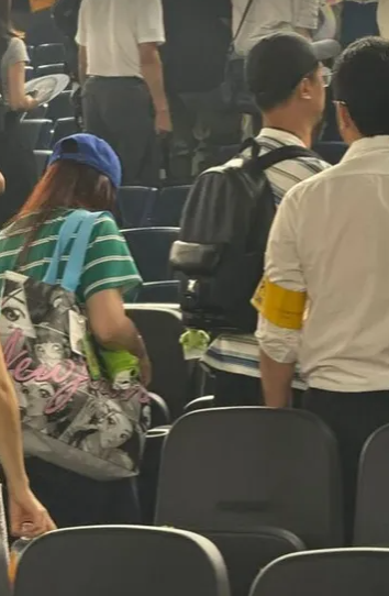 Người hâm mộ NewJeans "cosplay" Min Hee Jin khi tới sự kiện của nhóm.