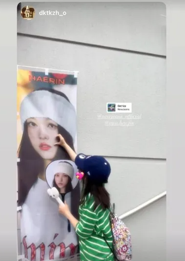 Người hâm mộ NewJeans "cosplay" Min Hee Jin khi tới sự kiện của nhóm.