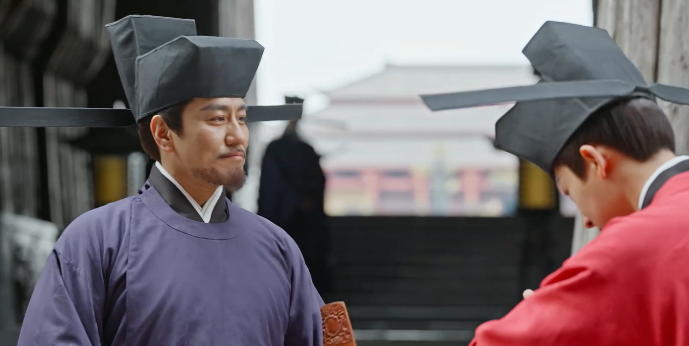 Hầu gia xin thánh ân ban hôn mình với Nghi Ninh. Nhưng Anh quốc công đã lập tức từ chối, nói rằng con gái đã có hôn ước từ nhỏ với Thận Viễn, vào ngày nàng được gửi nuôi ở La phủ. Do khi ấy còn quá nhỏ nên ít người biết. Dĩ nhiên, lý do này là tam ca "phím trước". Hầu gia xin thánh ân ban hôn mình với Nghi Ninh. Nhưng Anh quốc công đã lập tức từ chối, nói rằng con gái đã có hôn ước từ nhỏ với Thận Viễn, vào ngày nàng được gửi nuôi ở La phủ. Do khi ấy còn quá nhỏ nên ít người biết. Dĩ nhiên, lý do này là tam ca "phím trước".