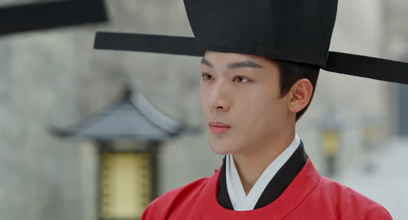 Hầu gia xin thánh ân ban hôn mình với Nghi Ninh. Nhưng Anh quốc công đã lập tức từ chối, nói rằng con gái đã có hôn ước từ nhỏ với Thận Viễn, vào ngày nàng được gửi nuôi ở La phủ. Do khi ấy còn quá nhỏ nên ít người biết. Dĩ nhiên, lý do này là tam ca "phím trước". Hầu gia xin thánh ân ban hôn mình với Nghi Ninh. Nhưng Anh quốc công đã lập tức từ chối, nói rằng con gái đã có hôn ước từ nhỏ với Thận Viễn, vào ngày nàng được gửi nuôi ở La phủ. Do khi ấy còn quá nhỏ nên ít người biết. Dĩ nhiên, lý do này là tam ca "phím trước".