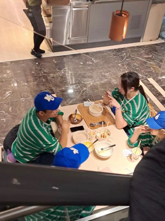 Một khoảnh khắc viral mạng xã hội Trung ghi lại "4 Min Hee Jin" cùng ngồi ăn.