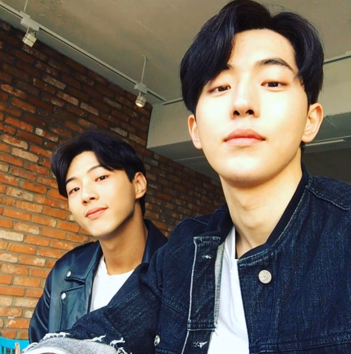 Nam Joo Hyuk (phải) và Kim Ji Soo (trái) trở nên thân thiết sau khi cùng xuất hiện trong bộ phim Người Tình Ánh Trăng.