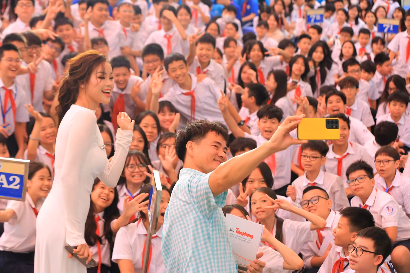 Nán lại sau lễ phát động, NSND Xuân Bắc và Á hậu Đào Hiền selfie cùng các bạn học sinh.