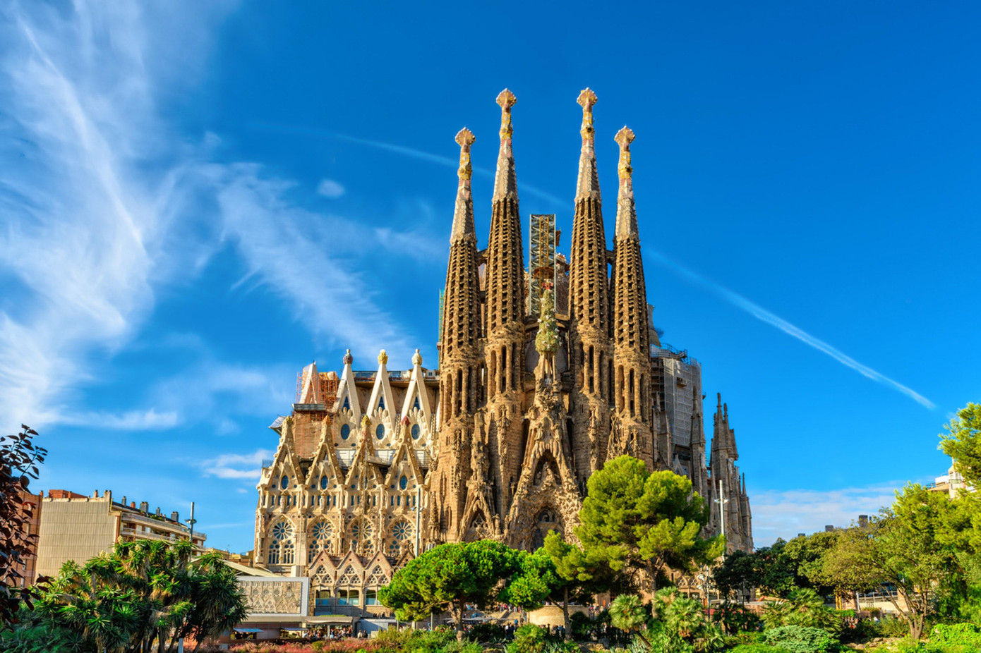 Vương cung thánh đường Sagrada Família được xây dựng cách đây hơn 100 năm, là một trong những điểm du lịch hấp dẫn nhất của Barcelona. Nơi đây được xếp vào danh sách 12 bảo vật của Tây Ban Nha năm 2007. - Ảnh: itinari