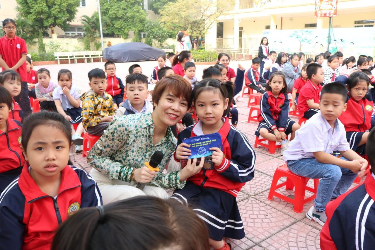 Mỗi bạn học sinh có câu trả lời đúng hoặc gần với đáp án nhất sẽ nhận được phần quà là một chiếc túi đựng bút. Mỗi bạn học sinh có câu trả lời đúng hoặc gần với đáp án nhất sẽ nhận được phần quà là một chiếc túi đựng bút.