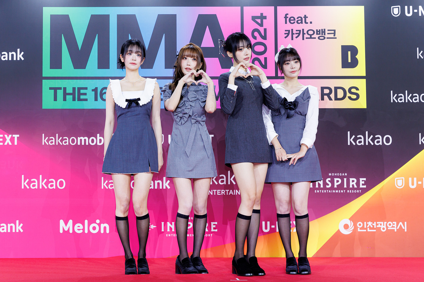 QWER và tripleS là một trong những cái tên xuất hiện sớm nhất tại thảm đỏ MMA 2024.