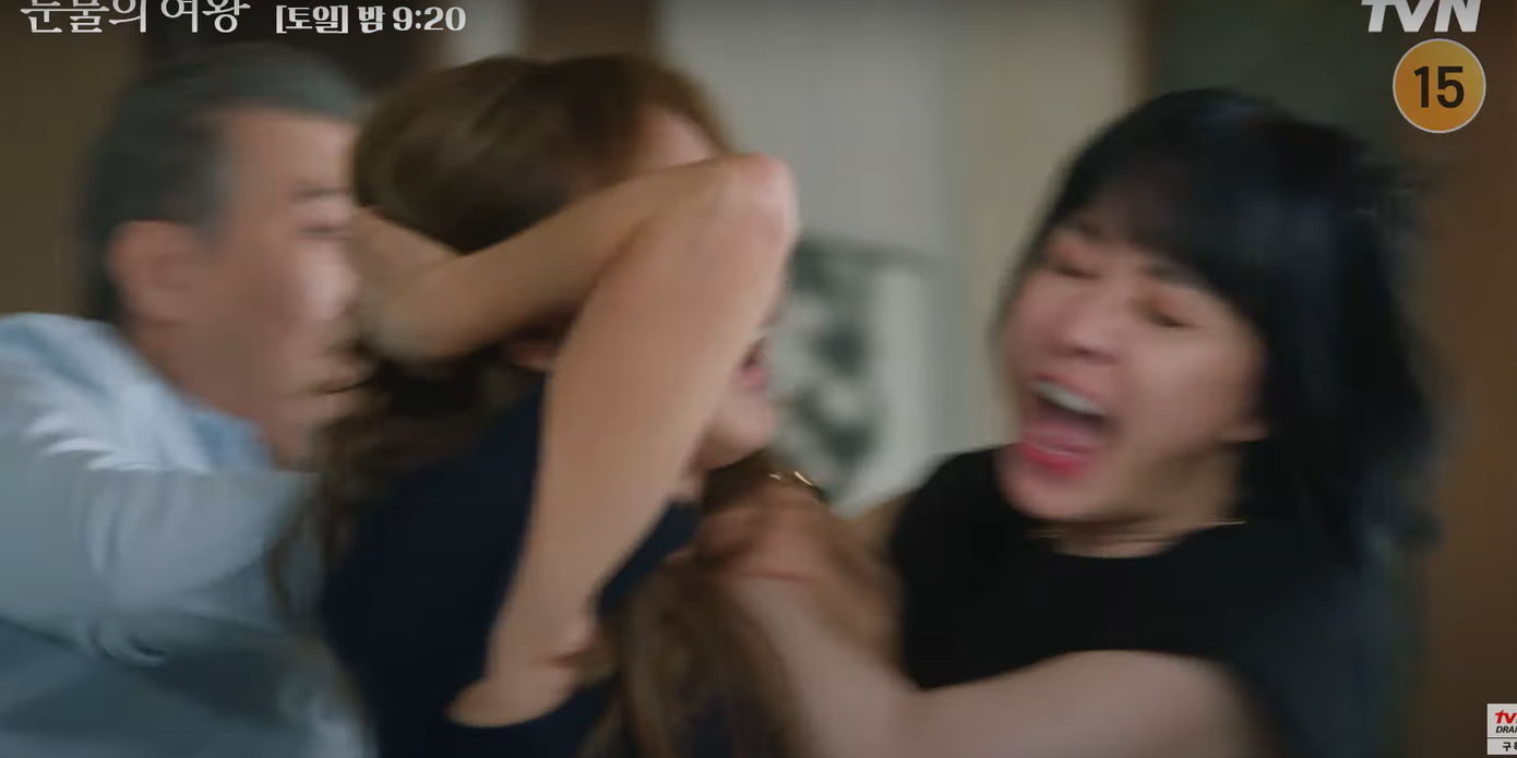 Cô Beom Ja đã biết được thân phận thật của Moh Seul Hee, vì điều gì mà người cô nóng tính này lại không kiềm chế được "nắm đầu" bạn gái của bố? Cô Beom Ja đã biết được thân phận thật của Moh Seul Hee, vì điều gì mà người cô nóng tính này lại không kiềm chế được "nắm đầu" bạn gái của bố?