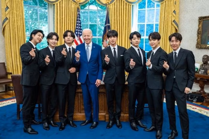Bức ảnh "bắn tim" của BTS và Tổng thống Mỹ "gây bão" mạng đầu tháng 6 vừa qua. Bức ảnh "bắn tim" của BTS và Tổng thống Mỹ "gây bão" mạng đầu tháng 6 vừa qua.