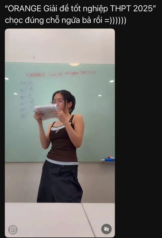 Em Xinh Orange "trúng chỗ ngứa" nên cũng lên clip giải đề Tiếng Anh sáng nay hòa chung không khí của các sĩ tử cả nước. Em Xinh Orange "trúng chỗ ngứa" nên cũng lên clip giải đề Tiếng Anh sáng nay hòa chung không khí của các sĩ tử cả nước.