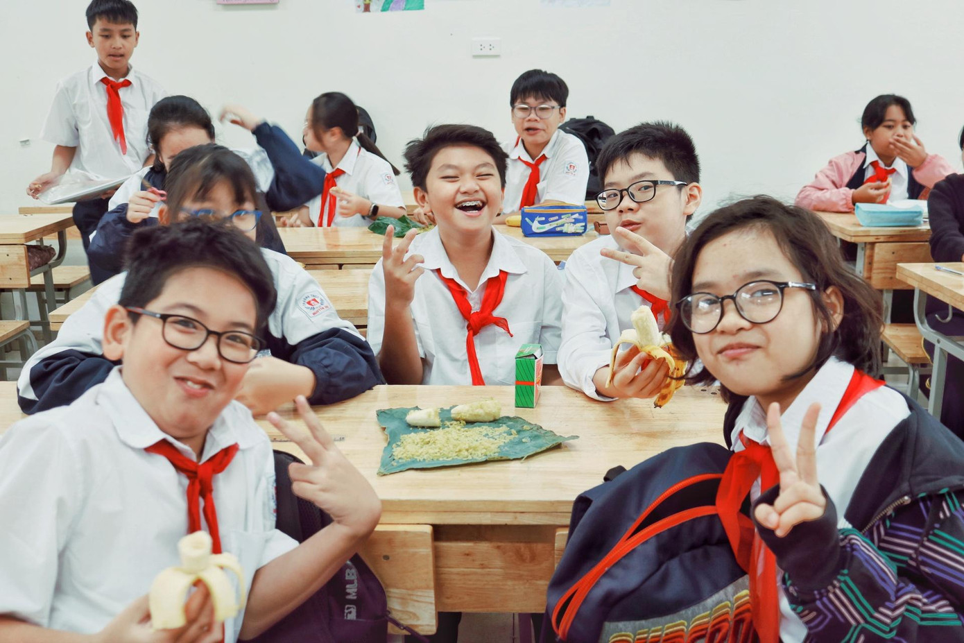 Sau cuộc thi là phần &quot;phá cỗ&quot; với cốm, trà, bánh....