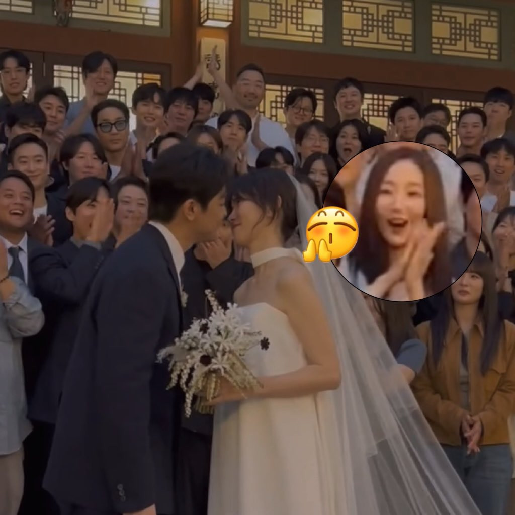 Biểu cảm vui mừng, cười tít mắt của Park Min Young khi chứng kiến cô dâu, chú rể hôn nhau được fan "thả tim" rần rần vì quá đáng yêu.