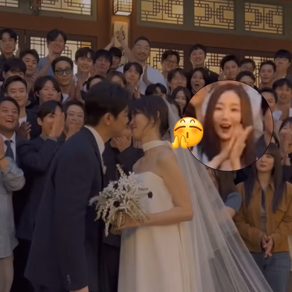 Biểu cảm vui mừng, cười tít mắt của Park Min Young khi chứng kiến cô dâu, chú rể hôn nhau được fan "thả tim" rần rần vì quá đáng yêu.