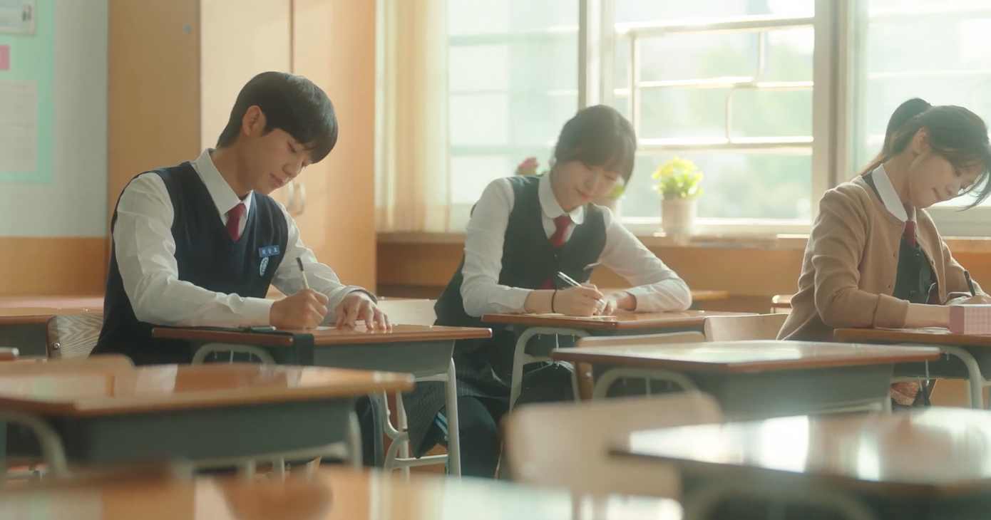 Choi Seung Hyo hóa ra đã phải lòng "nhỏ điên" của mình từ hơn 10 năm trước. Tình cảm ấy có vẻ đã ẩn đi vì thời gian dài xa cách, nhưng hiện tại, nó lại sắp thức tỉnh, trỗi dậy mạnh mẽ hơn. Choi Seung Hyo hóa ra đã phải lòng "nhỏ điên" của mình từ hơn 10 năm trước. Tình cảm ấy có vẻ đã ẩn đi vì thời gian dài xa cách, nhưng hiện tại, nó lại sắp thức tỉnh, trỗi dậy mạnh mẽ hơn.