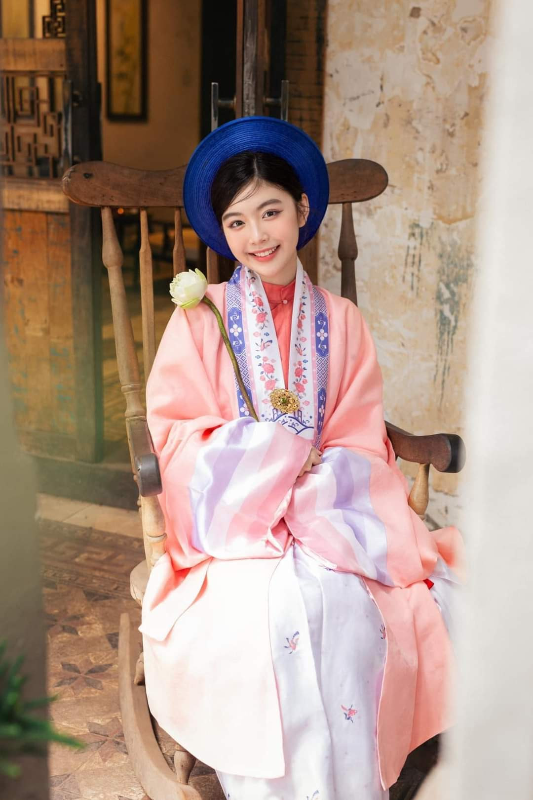 Bộ ảnh gây sốt của Lọ Lem với vẻ đẹp dịu dàng trong bộ áo Nhật Bình. Ảnh: FBNV