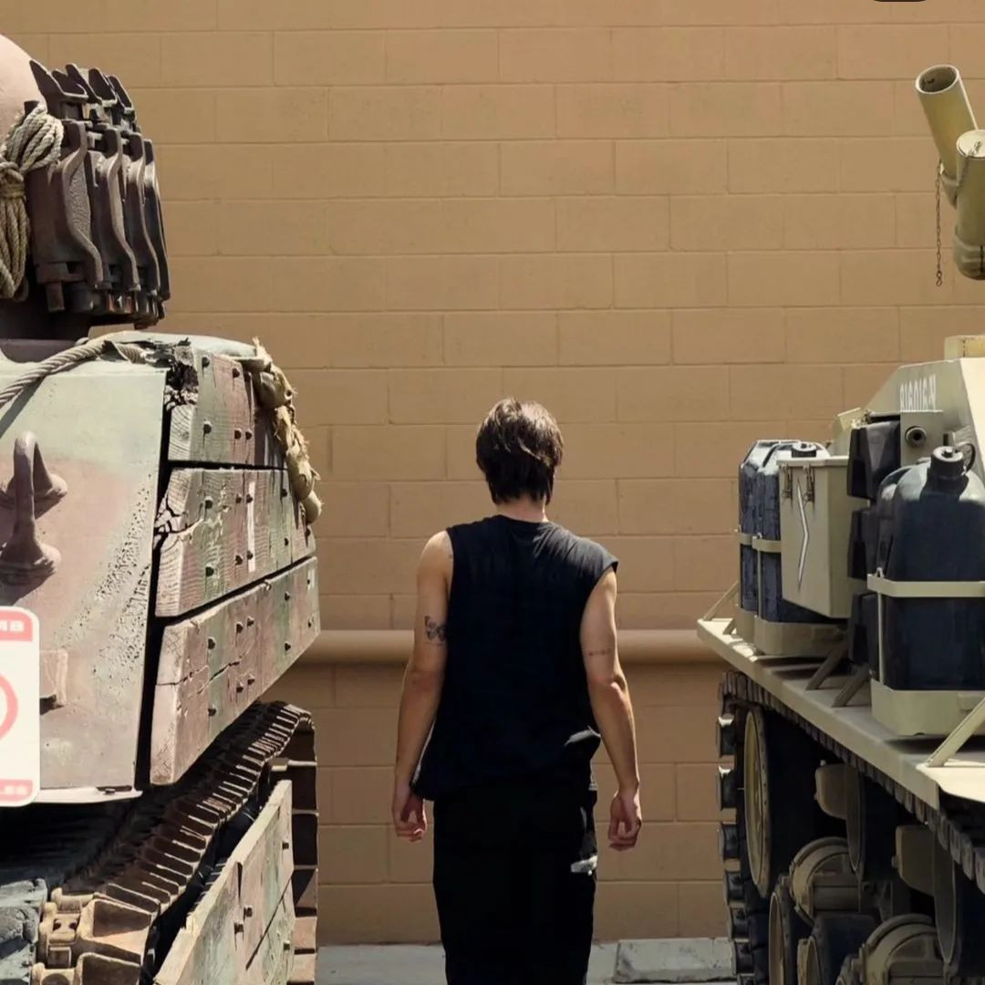 Những bức ảnh này hiện đã được Bright gỡ xuống.