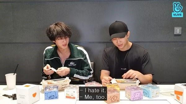 Jin và RM đã không hài lòng về những chiếc bánh. Jin và RM đã không hài lòng về những chiếc bánh.