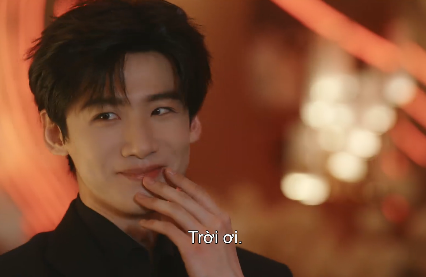 Đám cưới của bạn thân mà Ôn Dĩ Phàm, Tang Diên lại thay nhau "phát đường". A Diên còn "sĩ" hơn cả chú rể. Đám cưới của bạn thân mà Ôn Dĩ Phàm, Tang Diên lại thay nhau "phát đường". A Diên còn "sĩ" hơn cả chú rể.