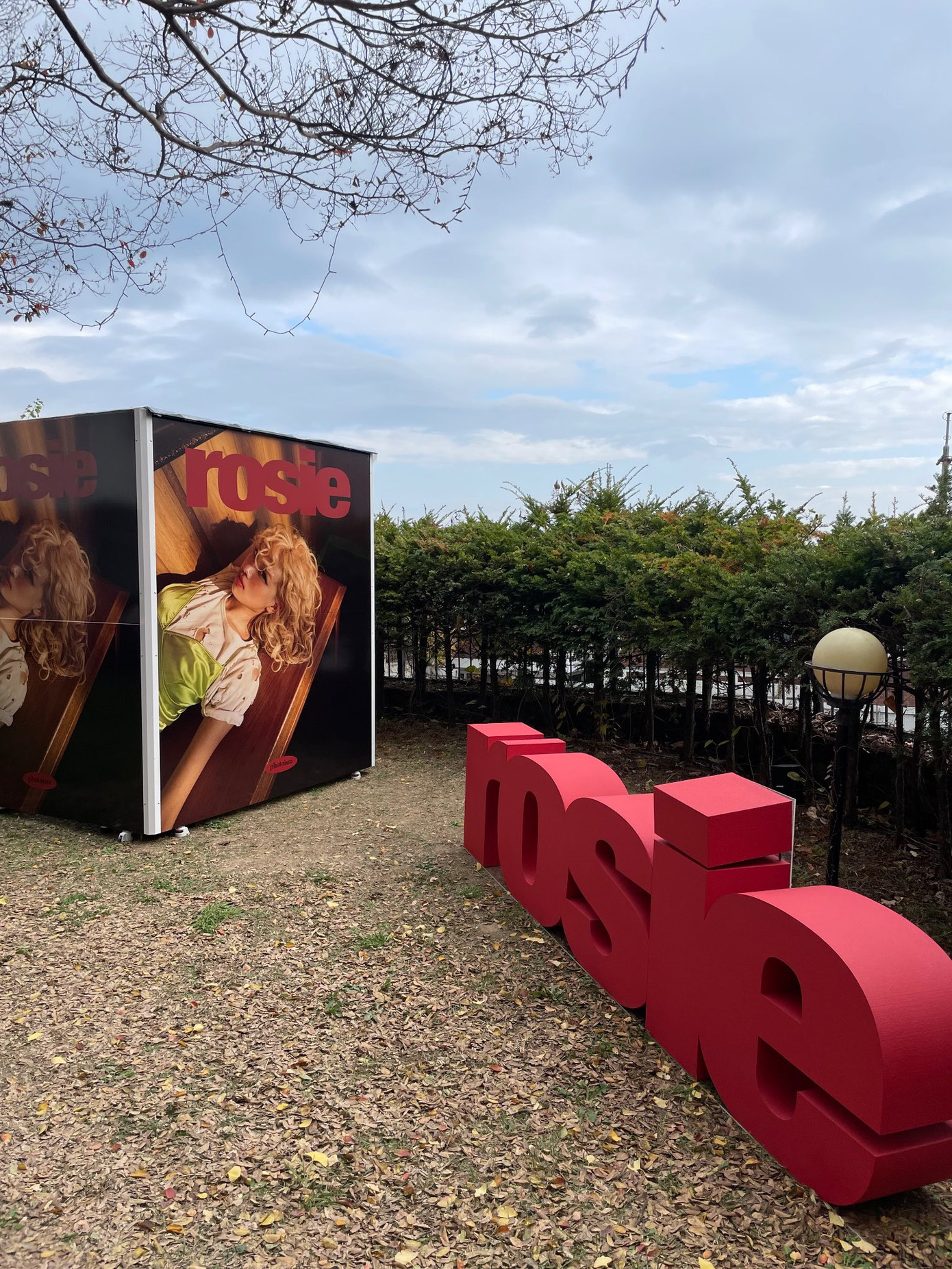 Một góc listening party cho Rosie của Rosé tại Hàn. Chưa rõ trang trí của bữa tiệc này sẽ khác hay tương tự với buổi đầu tiên. Một góc listening party cho Rosie của Rosé tại Hàn. Chưa rõ trang trí của bữa tiệc này sẽ khác hay tương tự với buổi đầu tiên.