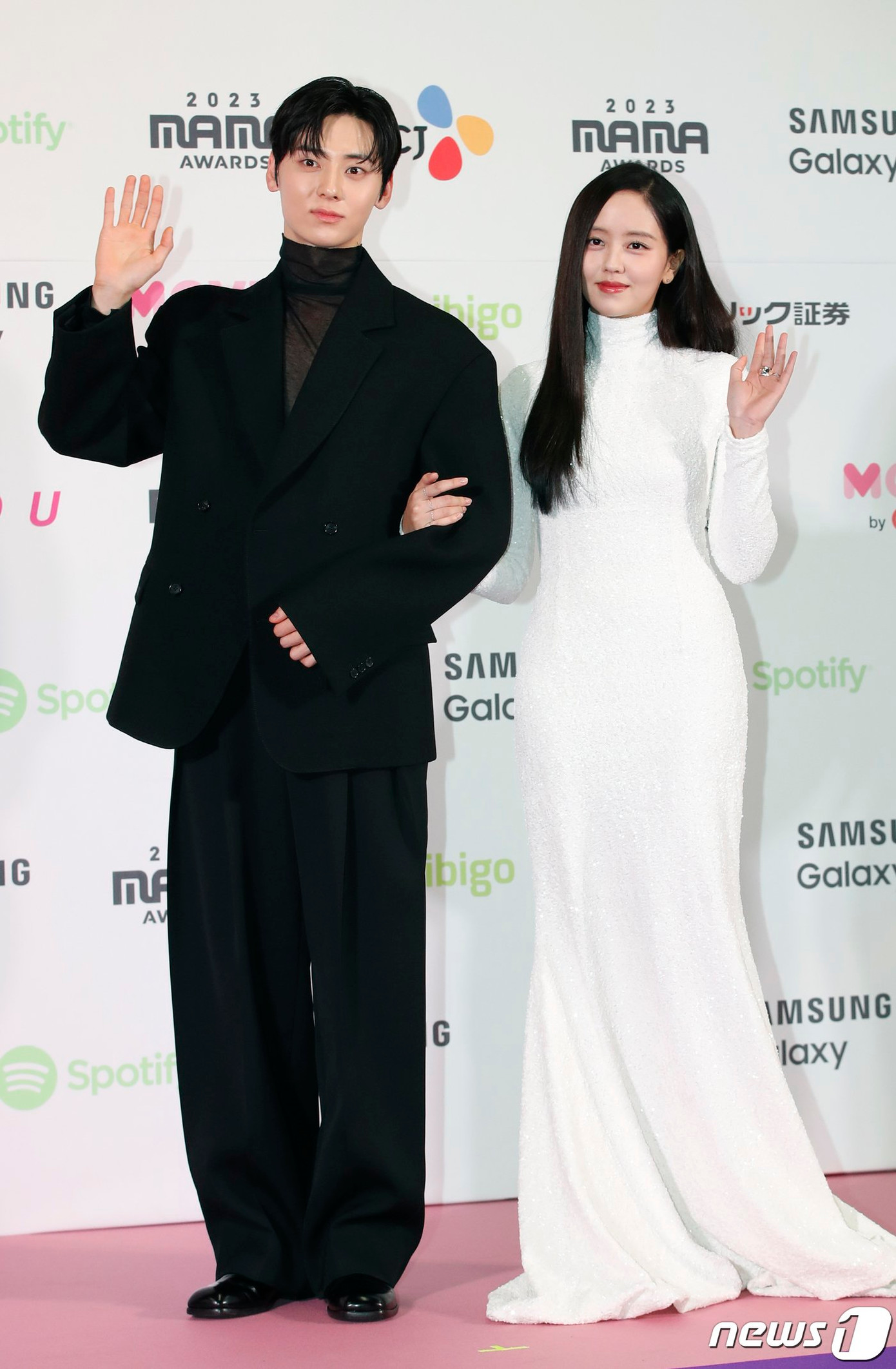 Nhan sắc của bộ đôi được cho là "gánh còng lưng" cho outfit vì màn lên đồ "kín bưng" làm cả hai có phần già dặn.