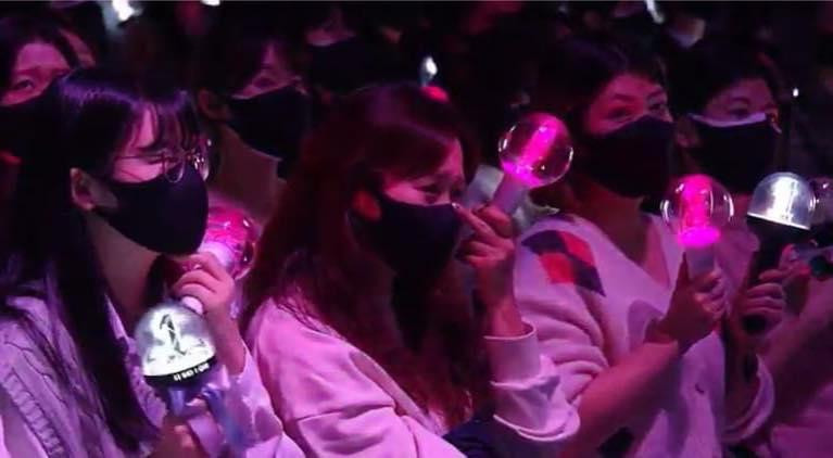 Một số fan theo dõi màn biểu diễn không kìm được nước mắt.