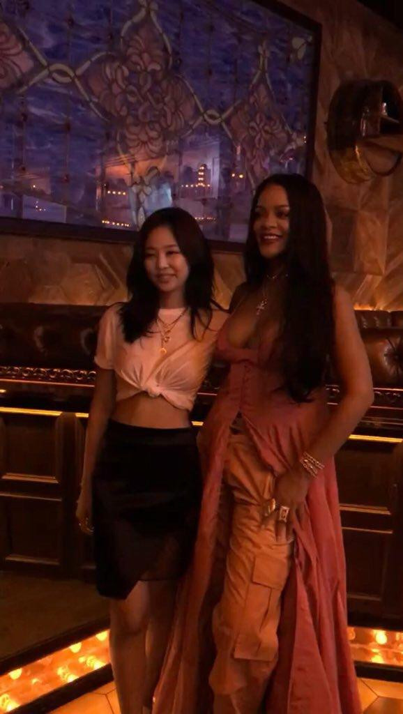 Jennie và Rihanna chung khung hình vào năm 2019. Jennie và Rihanna chung khung hình vào năm 2019.