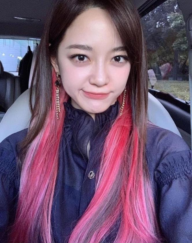 Một bức ảnh selfie của Sejeong được đăng vào thời điểm ghi hình được cho là tạo hình ban đầu của Geum Hui. Một bức ảnh selfie của Sejeong được đăng vào thời điểm ghi hình được cho là tạo hình ban đầu của Geum Hui.