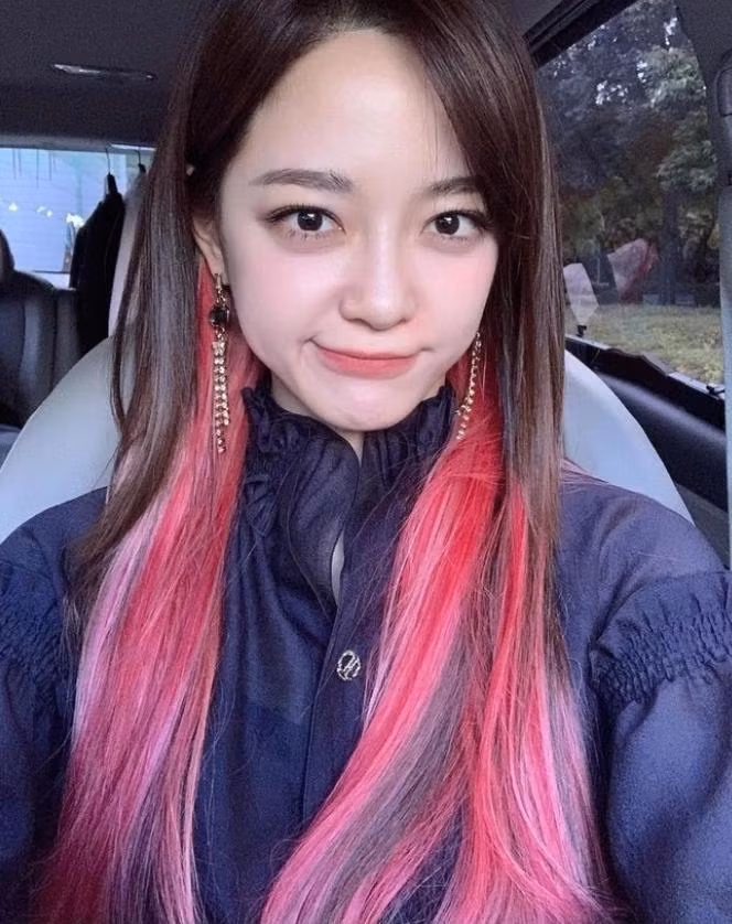 Một bức ảnh selfie của Sejeong được đăng vào thời điểm ghi hình được cho là tạo hình ban đầu của Geum Hui.
