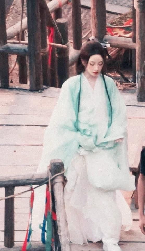 Ảnh tạo hình cổ trang của Chi Pu được fan lan truyền chỉ là sản phẩm của photoshop.