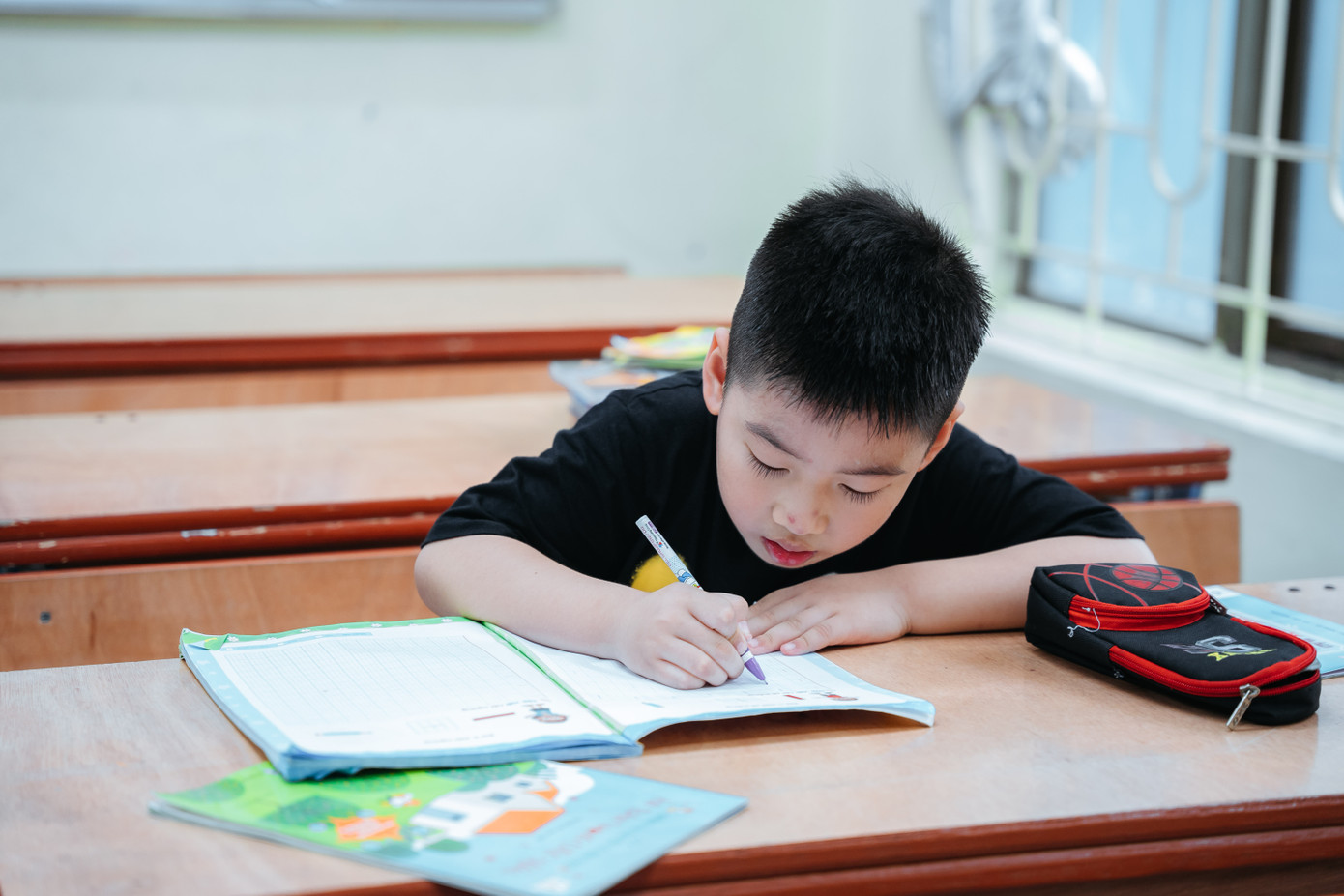 Tìm được cuốn sách hợp lý, tween lập tức tìm nơi để nghiền ngẫm ngay. Các bạn nhỏ cũng họp lại thành những nhóm nhỏ để cùng đọc, cùng bàn luận về những chi tiết hay.