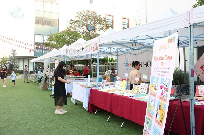 Các gian hàng với các đầu sách đa dạng.