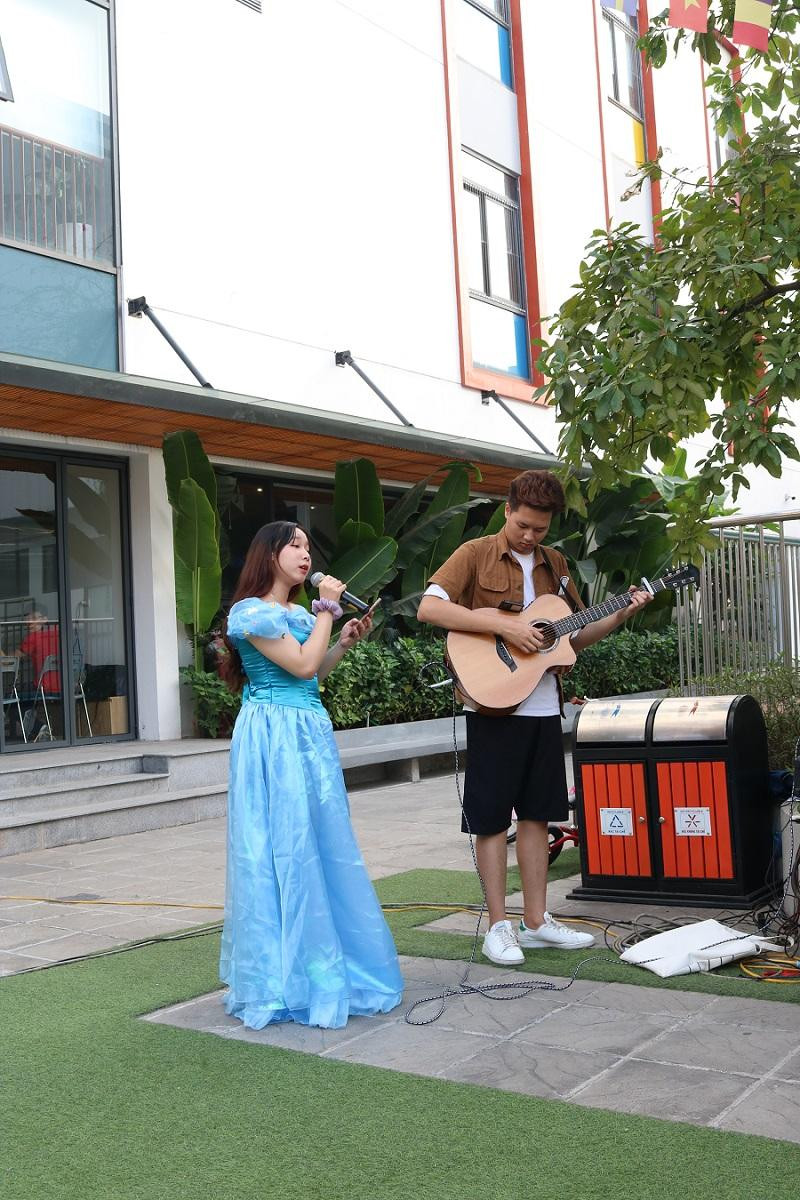 Các tiết mục văn nghệ được luân phiên diễn ra trong suốt 3 tiếng tổ chức hội sách giúp không khí thêm hứng khởi và nhộn nhịp hơn.