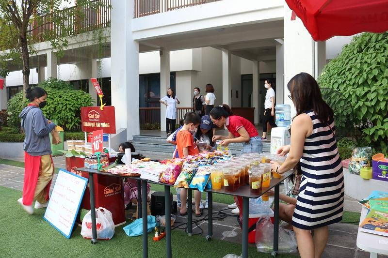 Tween thấm mệt sau các hoạt động có thể tìm đến các bình nước miễn phí được bố trí xung quanh hoặc ghé gian hàng ẩm thực để nạp năng lượng.