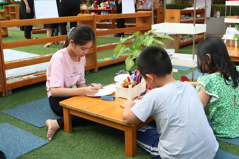 Tween dạo các gian hàng mỏi chân có thể tạm nghỉ tại khu vực vẽ, làm đồ thủ công.