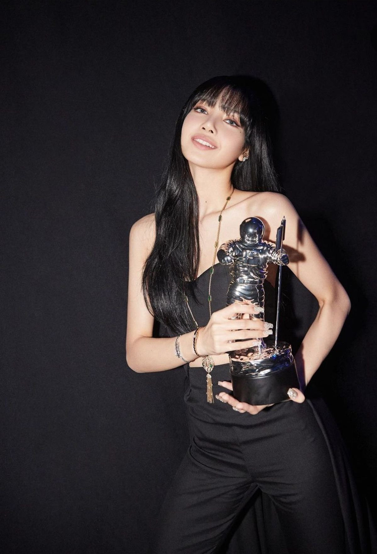 Với tận 4 đề cử ở VMAs 2024, nhất là có hạng mục fan vote, người hâm mộ chỉ mong có thể đem về ít nhất 1 chiếc cúp cho Lisa, cũng như hy vọng cô sẽ tới trình diễn ở lễ trao giải này.