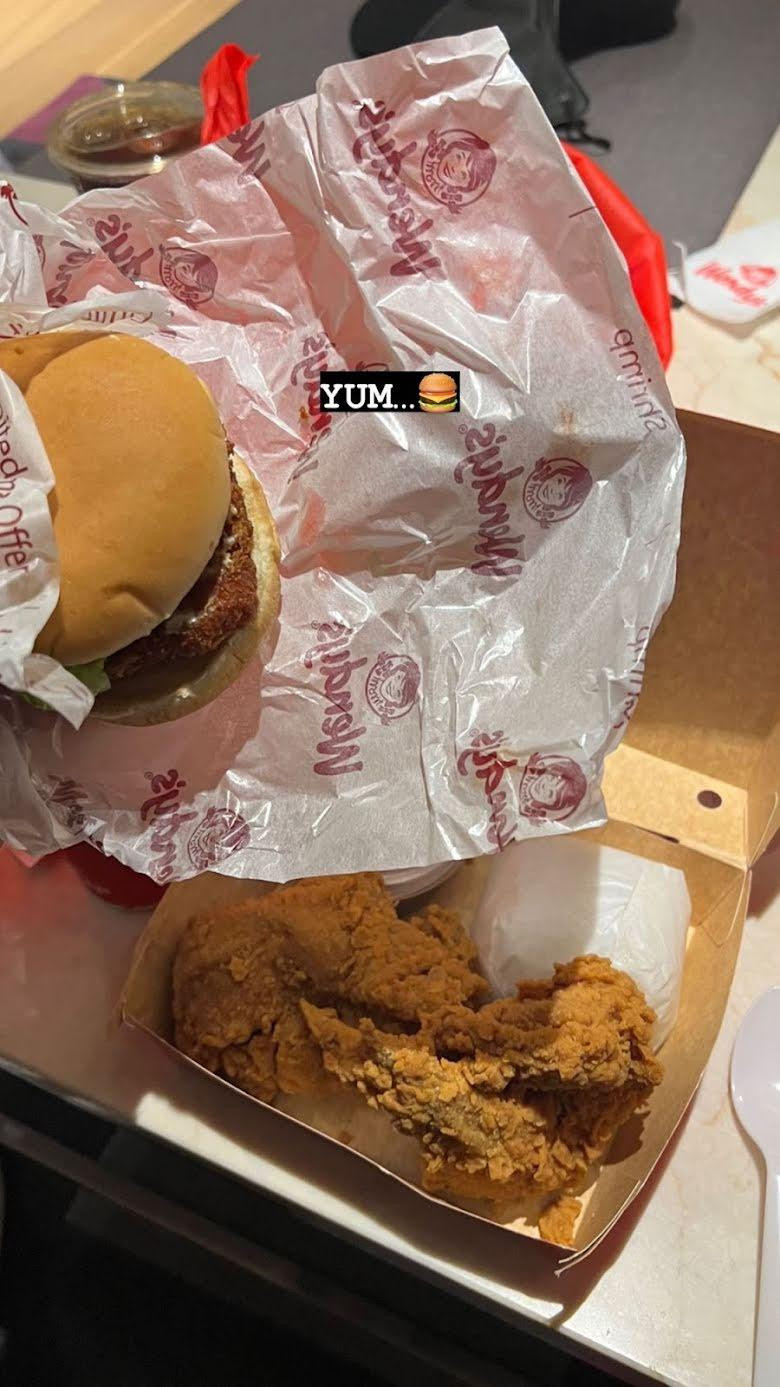 Chưa dừng lại công cuộc &quot;spoil&quot; của mình, sát giờ Beatbox phát hành, Jaemin cũng đăng một Story Instagram về đồ ăn với chú thích &quot;Yum&quot;.