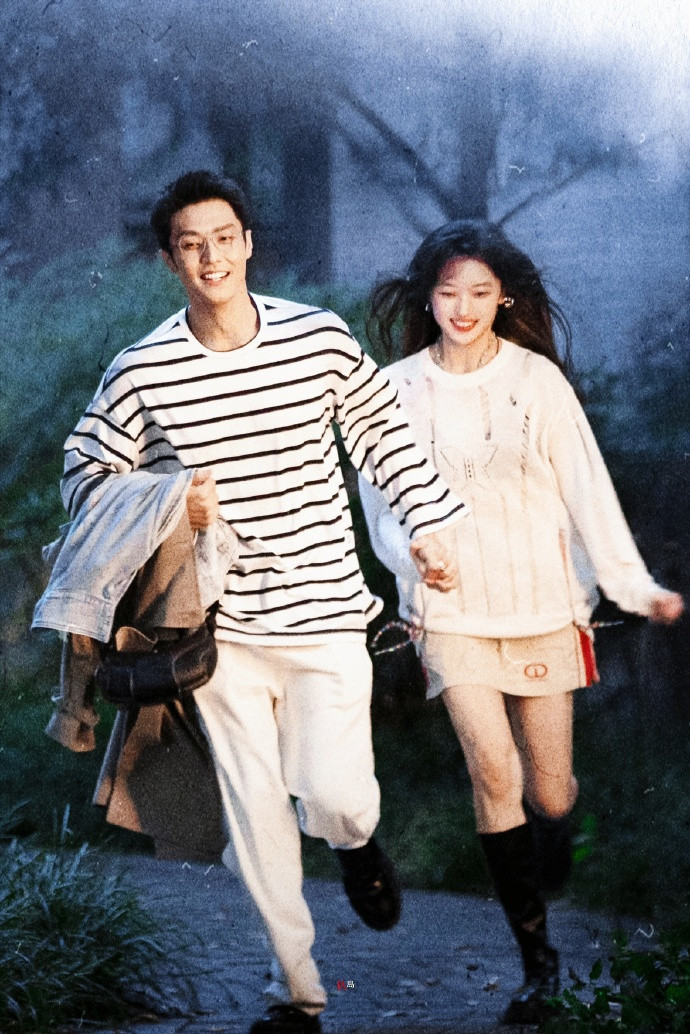 Bàn Đào Thịnh Ngạn không chỉ là cặp đôi visual mà còn là couple "toàn chân". Trần Tĩnh Khả cao 1m86, còn Tôn Thiên cao 1m72, độ chênh lệch (size gap) cũng vừa đẹp.