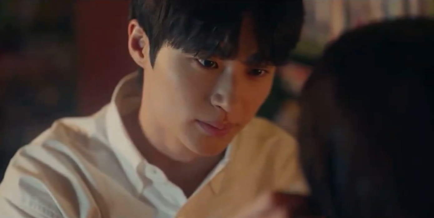 Ryu Sun Jae nhìn "con gái nhà người ta" thế này, bảo sao Sol không hiểu lầm cho được. Ryu Sun Jae nhìn "con gái nhà người ta" thế này, bảo sao Sol không hiểu lầm cho được.