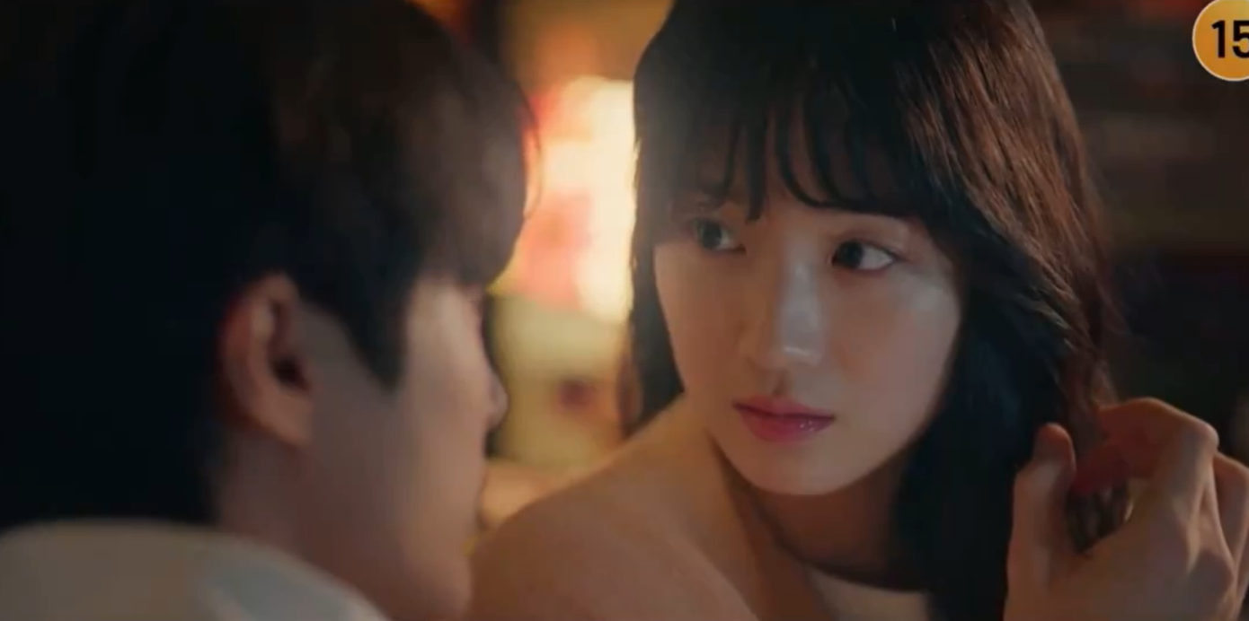 Ryu Sun Jae nhìn "con gái nhà người ta" thế này, bảo sao Sol không hiểu lầm cho được. Ryu Sun Jae nhìn "con gái nhà người ta" thế này, bảo sao Sol không hiểu lầm cho được.