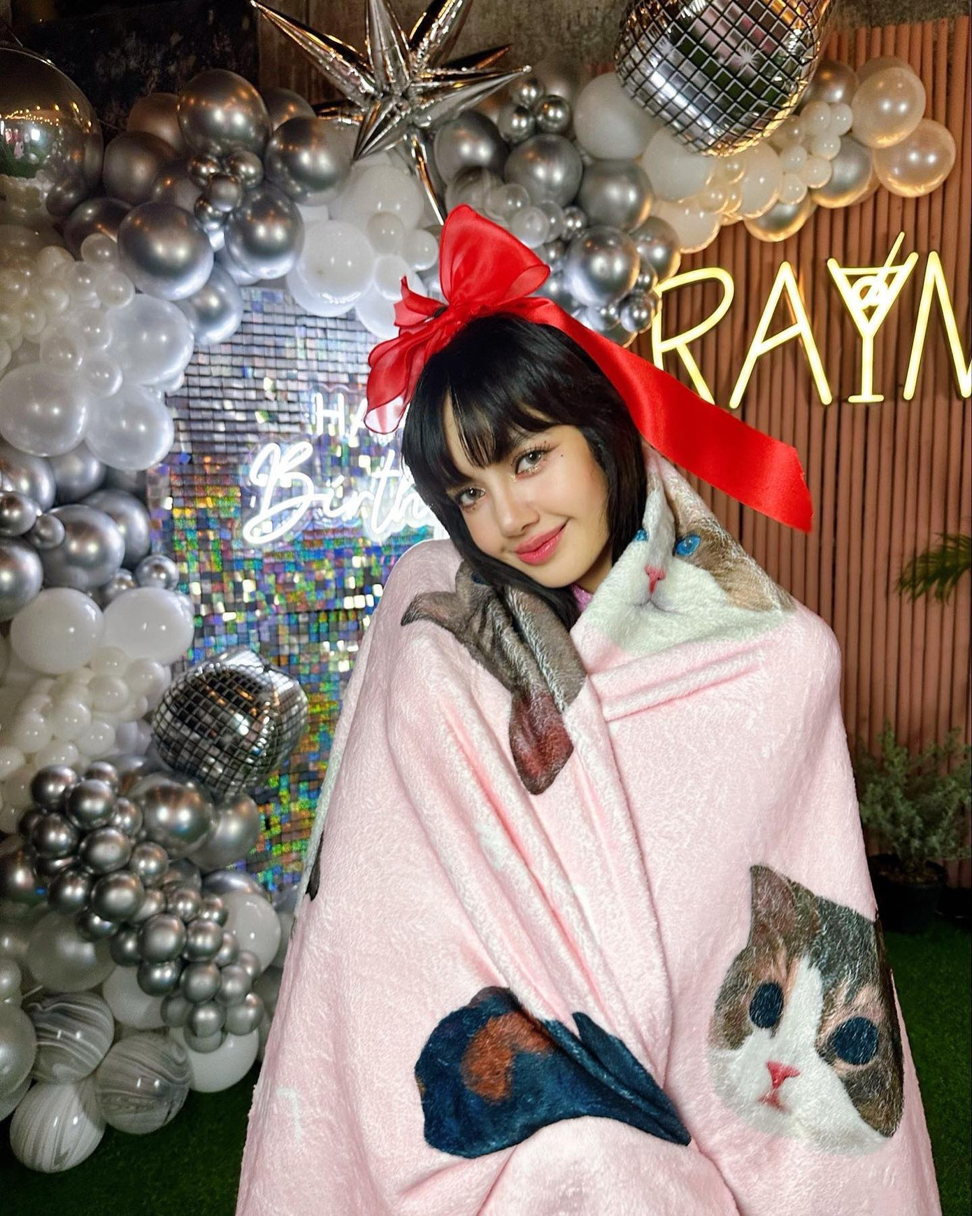 L-Family - dàn cún cưng của Lisa cũng được &quot;bế&quot; tới bữa tiệc nhờ chiếc khăn choàng độc lạ từ nàng út BLACKPINK.