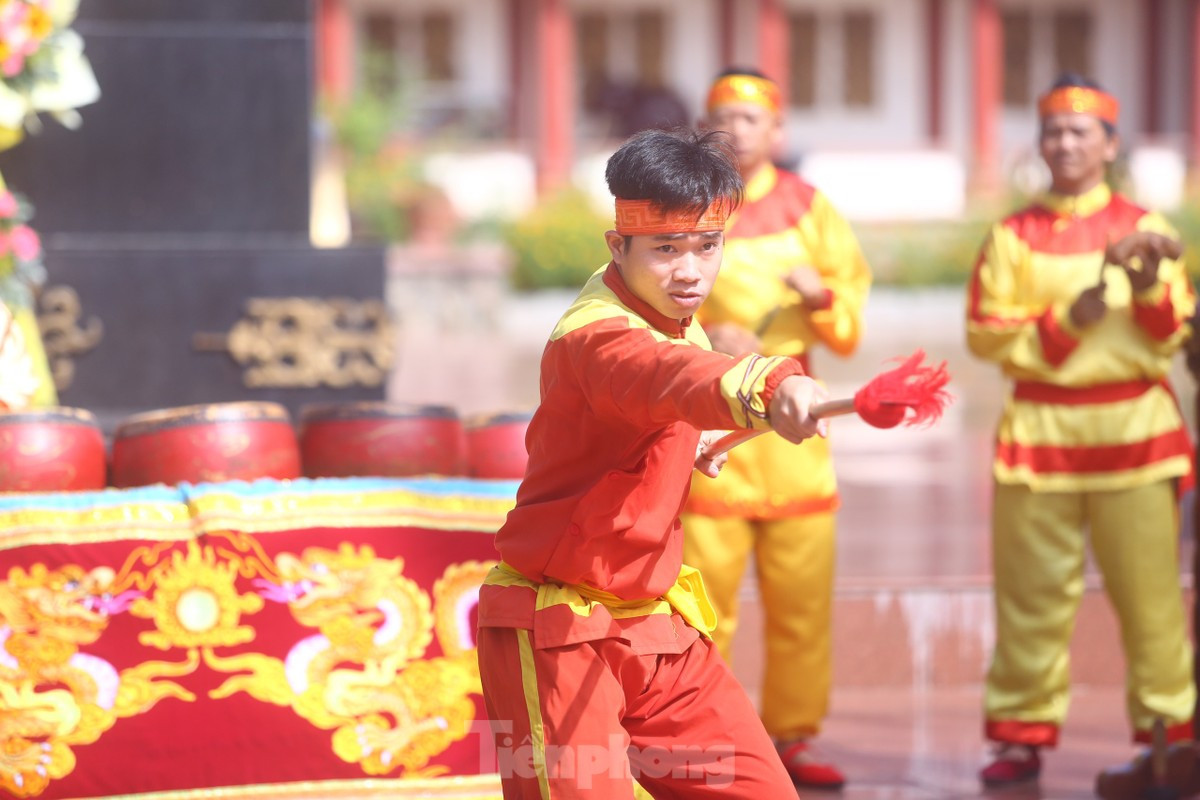 Phần biểu diễn nhạc võ cổ truyền chính thức bắt đầu sau 3 hồi trống trận Tây Sơn. Phần biểu diễn nhạc võ cổ truyền chính thức bắt đầu sau 3 hồi trống trận Tây Sơn.