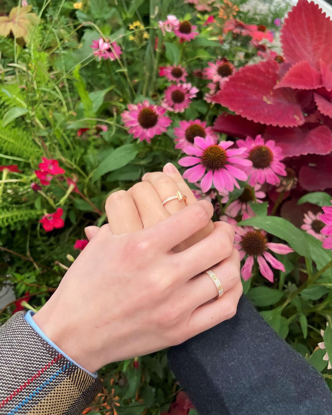 Bài đăng vào tháng 9/2023 của Newyear đã làm fan rung rinh khi biết tin OTP của lòng mình sắp về chung một nhà. Bài đăng vào tháng 9/2023 của Newyear đã làm fan rung rinh khi biết tin OTP của lòng mình sắp về chung một nhà.