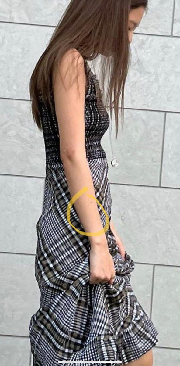 Jennie có nốt ruồi nằm ở tay phải. Jennie có nốt ruồi nằm ở tay phải.