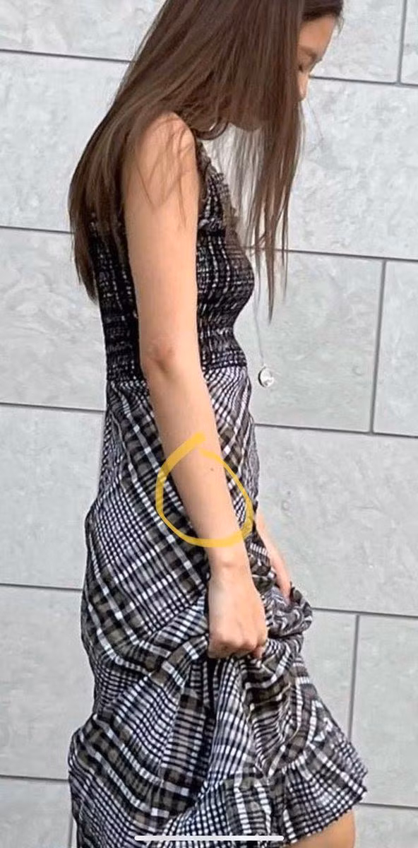 Jennie có nốt ruồi nằm ở tay phải. Jennie có nốt ruồi nằm ở tay phải.