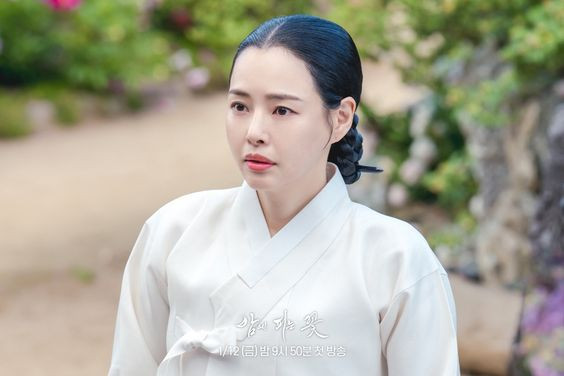 Honey Lee xếp hạng 3 cùng với từ khóa liên quan tới bộ phim Knight Flower, chỉ số danh tiếng thương hiệu là 3.337.850.