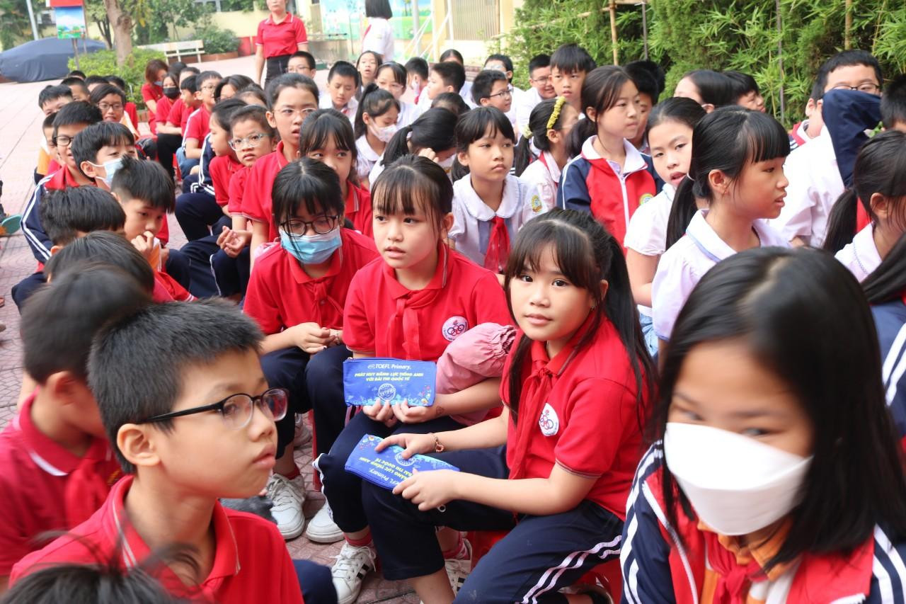 Cô bạn Tuệ Lam (học sinh lớp 5A5, cầm túi bút màu xanh phía trên) xuất sắc trả lời chính xác 5 từ khóa của câu hỏi, nhận về 2 chiếc túi đựng bút. Tuệ Lam giữ lại 1 chiếc cho mình và cho cô bạn bên cạnh 1 chiếc. Cô bạn Tuệ Lam (học sinh lớp 5A5, cầm túi bút màu xanh phía trên) xuất sắc trả lời chính xác 5 từ khóa của câu hỏi, nhận về 2 chiếc túi đựng bút. Tuệ Lam giữ lại 1 chiếc cho mình và cho cô bạn bên cạnh 1 chiếc.