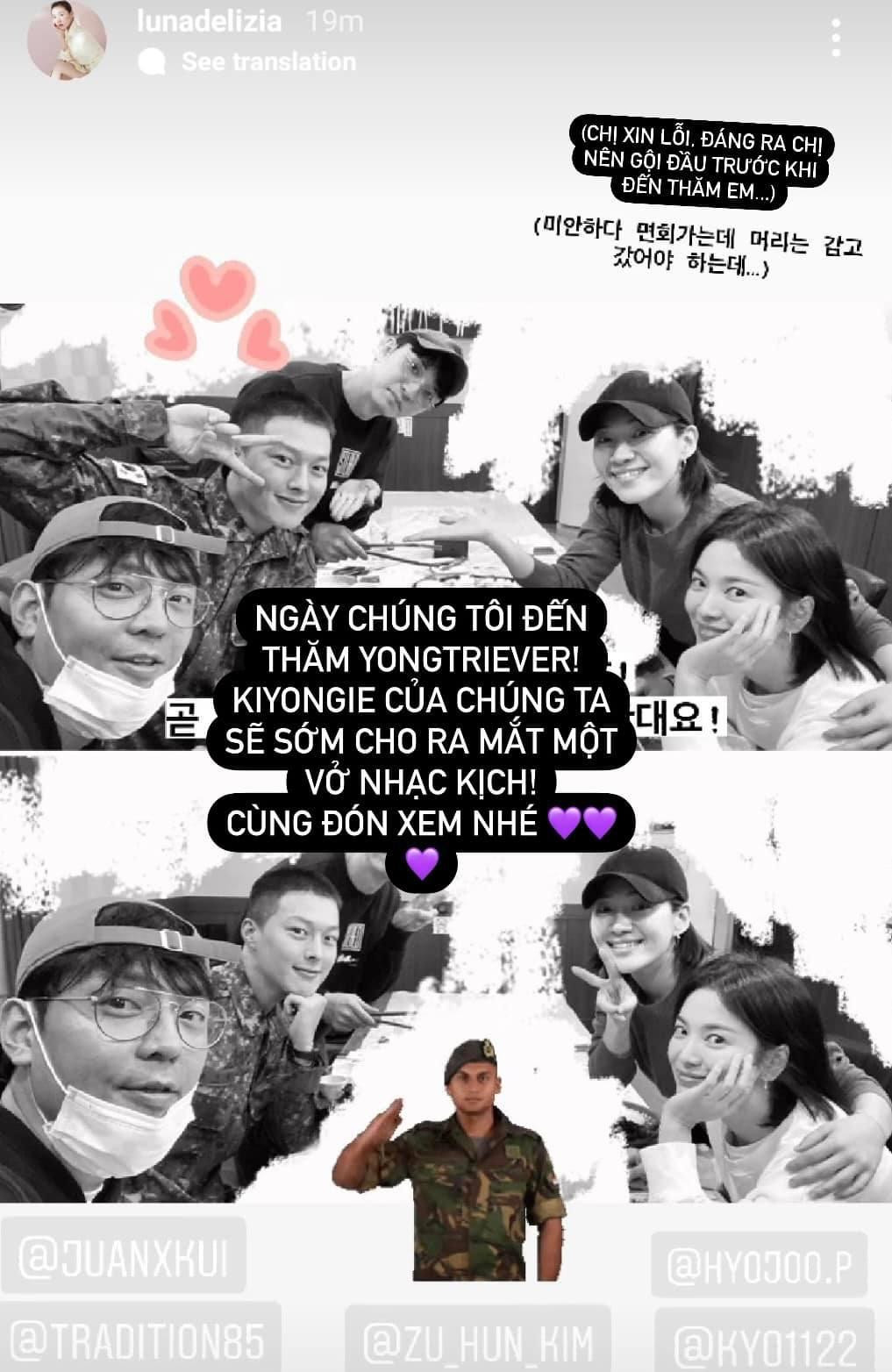 Trong bức ảnh thứ nhất, Choi Hee Seo gửi lời cổ vũ cho vở nhạc kịch quân đội, đồng thời "tạ lỗi" vì chưa gội đầu trước khi đi gặp Ki Yong. - Ảnh: Now, We Are Breaking Up /Bây Giờ, Chúng Ta Đang Chia Tay VNFP Trong bức ảnh thứ nhất, Choi Hee Seo gửi lời cổ vũ cho vở nhạc kịch quân đội, đồng thời "tạ lỗi" vì chưa gội đầu trước khi đi gặp Ki Yong. - Ảnh: Now, We Are Breaking Up /Bây Giờ, Chúng Ta Đang Chia Tay VNFP