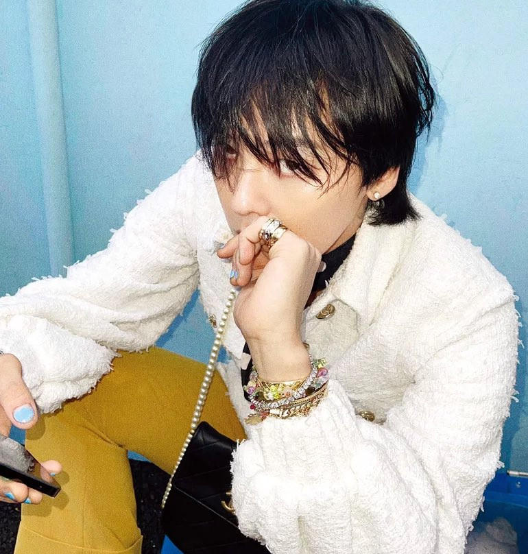 Cuối tháng 12 năm ngoái, G-Dragon rời YG, ký hợp đồng với tập đoàn giải trí Galaxy Corporation. Thời điểm đó, đại diện phía Galaxy chia sẻ, hy vọng khán giả sẽ ủng hộ sự trở lại của G-Dragon trong năm 2024. Cuối tháng 12 năm ngoái, G-Dragon rời YG, ký hợp đồng với tập đoàn giải trí Galaxy Corporation. Thời điểm đó, đại diện phía Galaxy chia sẻ, hy vọng khán giả sẽ ủng hộ sự trở lại của G-Dragon trong năm 2024.