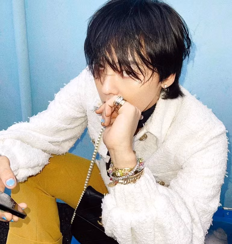 Cuối tháng 12 năm ngoái, G-Dragon rời YG, ký hợp đồng với tập đoàn giải trí Galaxy Corporation. Thời điểm đó, đại diện phía Galaxy chia sẻ, hy vọng khán giả sẽ ủng hộ sự trở lại của G-Dragon trong năm 2024.