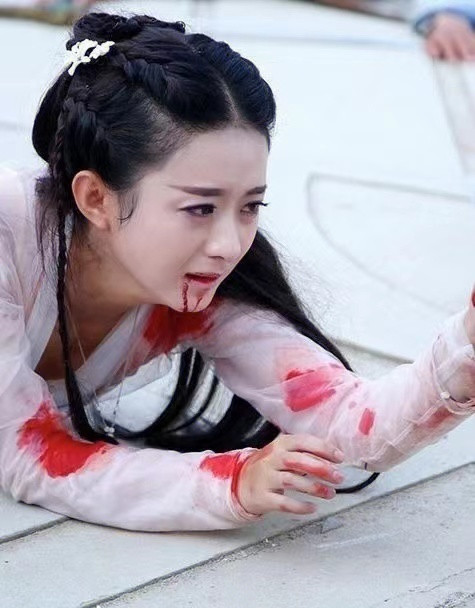 Hoa Thiên Cốt chịu 101 nhát kiếm và 17 cây đinh Tiêu Hồn. 64 đinh Tiêu Hồn còn lại do Bạch Tử Họa (Hoắc Kiến Hoa thủ vai) chịu thay nàng. Hoa Thiên Cốt chịu 101 nhát kiếm và 17 cây đinh Tiêu Hồn. 64 đinh Tiêu Hồn còn lại do Bạch Tử Họa (Hoắc Kiến Hoa thủ vai) chịu thay nàng.