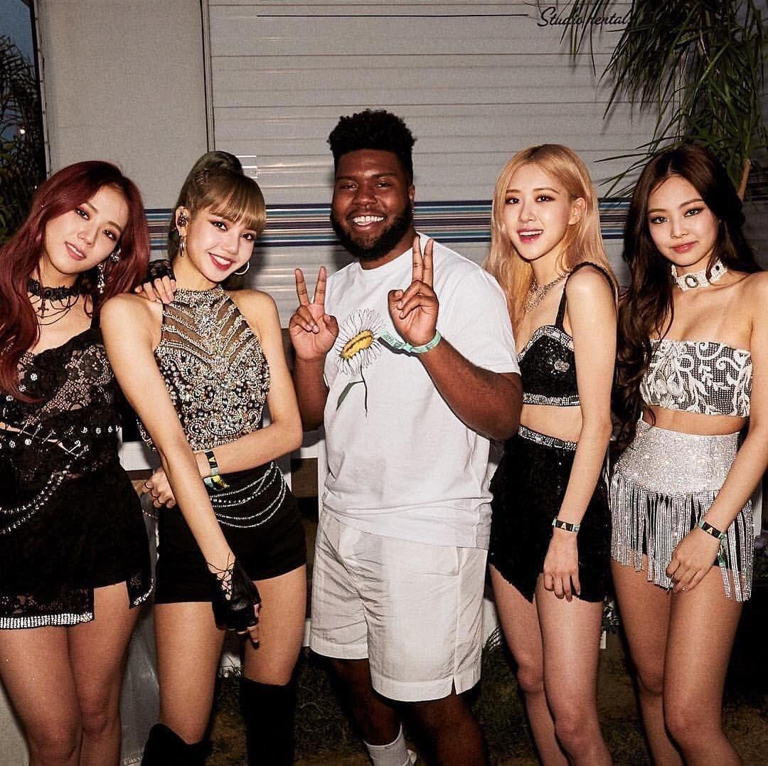 Bức ảnh gốc BLACKPINK chụp cùng nam ca sĩ Khalid. Bức ảnh gốc BLACKPINK chụp cùng nam ca sĩ Khalid.